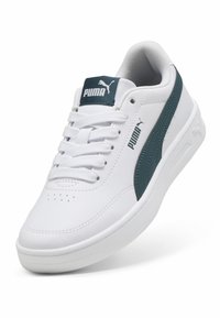 Vita atletiska sneakers med en texturerad yta, med en grön PUMA-stripe och logotyp på sidan, samt en vadderad krage.