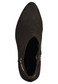 Schwarzer Wildleder-Stiefelette mit spitzer Zehe, seitlichem Reißverschluss und goldfarbenen Metallakzenten. Glatte Textur mit schlankem Design und schmaler Form.