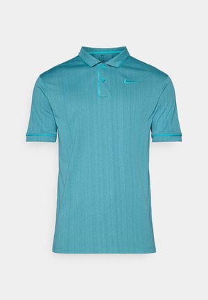 Turkusowa koszulka polo Nike z ribbowaną strukturą, z zapięciem na trzy guziki i krótkimi rękawami. Zawiera kontrastujące jasnoniebieskie akcenty wzdłuż kołnierza i rękawów.