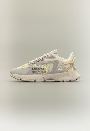 Μπεζ και ανοιχτό γκρι αθλητικά παπούτσια Lacoste με πάνελ από δίχτυ και σουέτ, με επώνυμο κείμενο και λευκό λογότυπο κροκό στην πλευρά.