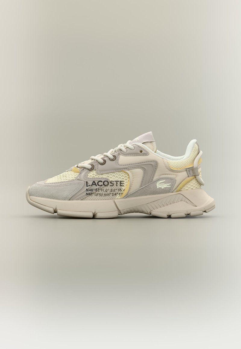 Μπεζ και ανοιχτό γκρι αθλητικά παπούτσια Lacoste με πάνελ από δίχτυ και σουέτ, με επώνυμο κείμενο και λευκό λογότυπο κροκό στην πλευρά.