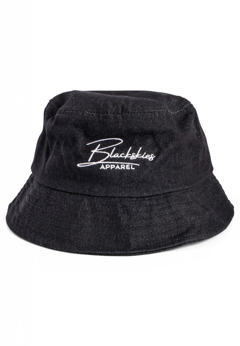Cappello a secchiello nero in denim. Presenta il logo ricamato "Blackskies Apparel" in bianco sul davanti. Tessuto testurizzato.