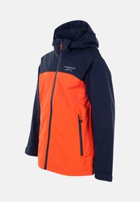 Vattenavvisande jacka med en marinblå övre del och en livlig orange nedre del. Har huva, framdragskedja och sidofickor med blå accenter.