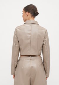 ONLY Petite ONLSARAMY JACKET - Veste en similicuir - fungi