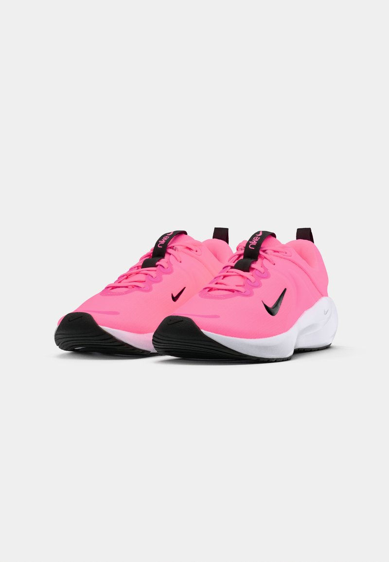 Scarpe da atletica rosa con una tomaia sintetica liscia, accenti neri e una suola intermedia bianca. Presentano un design con lacci e un logo prominente.