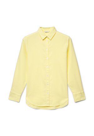 Camicia gialla a maniche lunghe con bottoni, colletto, polsini e orlo curvo, mostrata distesa su sfondo bianco.