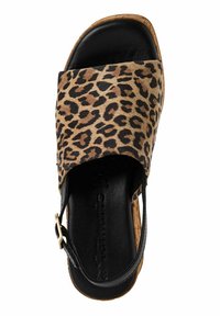Sandalo slingback con stampa leopardata, cinturino in pelle nera, suola in sughero e soletta imbottita. Design open-toe per una maggiore traspirabilità.