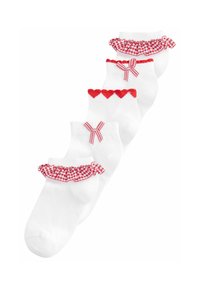 Weiße Knöchelsocken mit roten Akzenten. Ein Paar hat einen Gingham-Rüschensaum, die anderen haben rote Herzen und Schleifen. Weicher, elastischer Stoff.