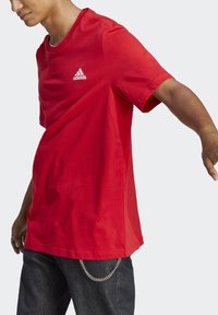 adidas Sportswear Camiseta básica - better scarlet