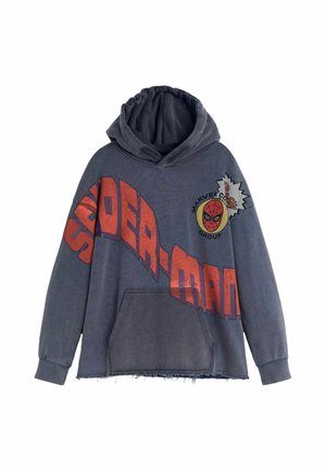 Mørkegrå Spider-Man hættetrøje med stor rød tekst, forlomme og et lille Spider-Man logo med tegneseriestil eksplosion på brystet.