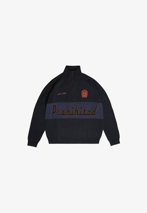 Zwart gebreid pullover met een hoge kraag en rits. Bevat "Verboden" in vette letters en een gedetailleerd embleem op de borst. Gestructureerde effen kleur.