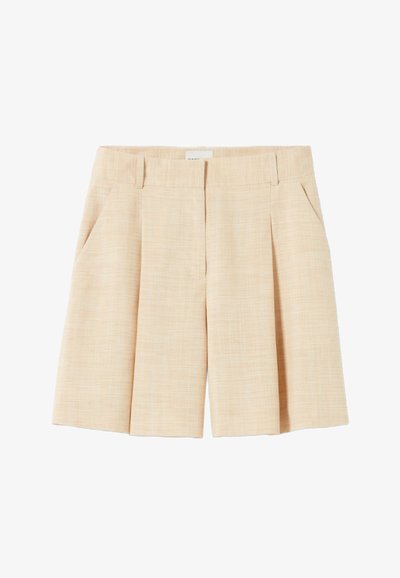 Shorts plissés beiges en tissu texturé, avec poches latérales et ceinture. Devant plat avec un motif tissé subtil.