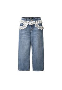 Jeans din denim albastru cu picioare largi, cu dantelă albă în jurul taliei și buzunarelor, având închidere cu nasture și fermoar.