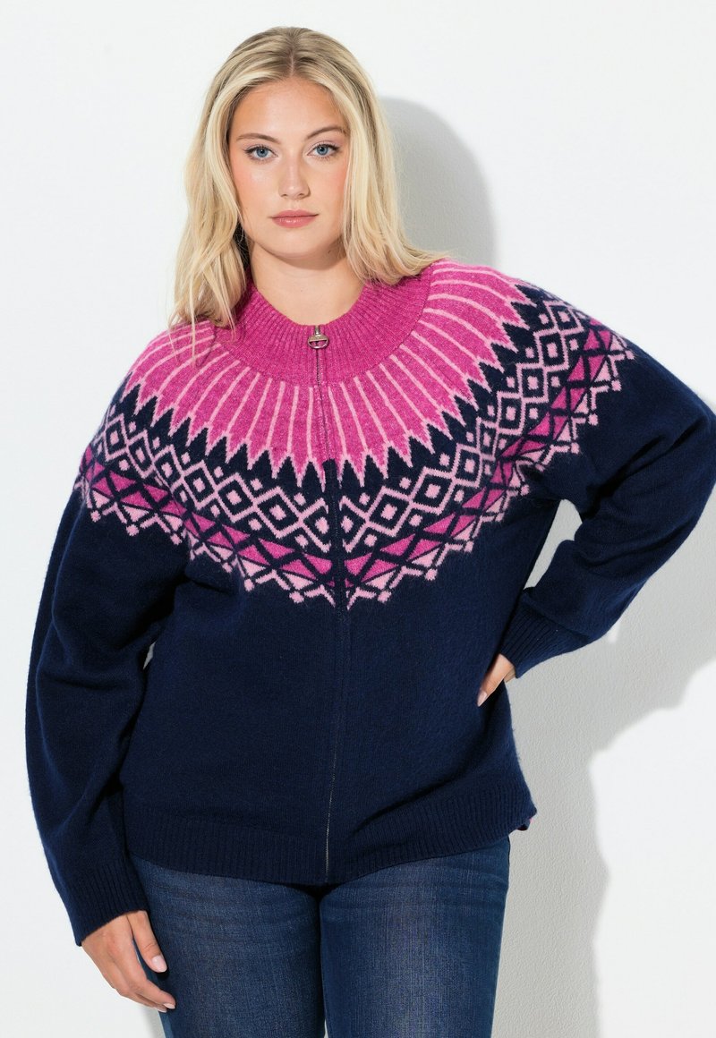Maglione blu navy con un motivo rosa e bianco sul collo a giro, con scollo rotondo e zip frontale. Tessuto lavorato a maglia con maniche ampie e comode.