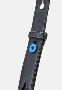 Zwarte leren band met een gladde textuur, voorzien van een blauwe ronde hardware accent en gelijkmatig verspreide uitsparingen langs de lengte.