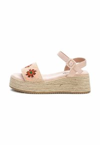 Sandal de esparto tejido en color rosa con una tira bordada de flores, hebilla ajustable en el tobillo y suela de cuña cubierta de yute.