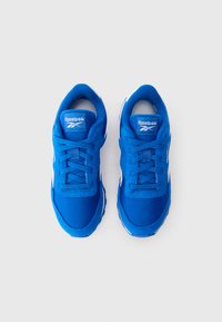 Un paio di scarpe da ginnastica Reebok blu brillante con lacci, viste dall'alto su uno sfondo bianco.