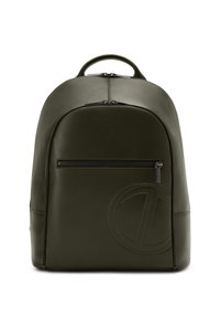 Dunkelgrüne Leder-Rucksack mit runder Form, ausgestattet mit einer Vorderasche mit Reißverschluss und einem geprägten Logodetail. Glatte Textur und minimalistischem Design.