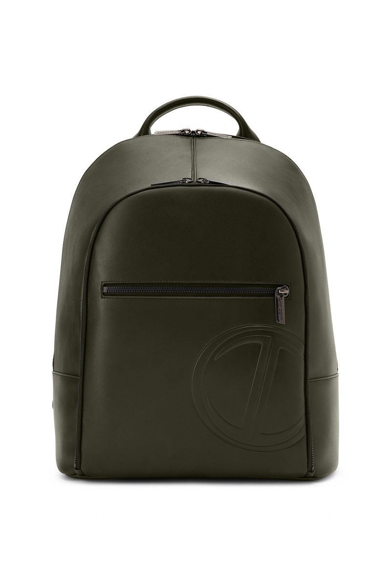 Dunkelgrüne Leder-Rucksack mit runder Form, ausgestattet mit einer Vorderasche mit Reißverschluss und einem geprägten Logodetail. Glatte Textur und minimalistischem Design.