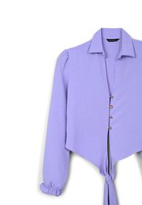 Blouse lavande à manches longues avec col, fermeture par bouton et devant noué. Comprend des manches froncées et une texture de tissu douce.