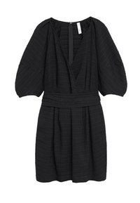Robe noire en tissu texturé avec manches bouffantes aux coudes, décolleté en V profond, large ceinture à la taille et fermeture éclair au dos.