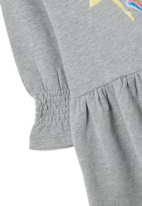 Vestito grigio in cotone con vita e polsini delle maniche arricciati, scollo arrotondato e dettaglio arricciato sull'orlo per aggiungere texture.