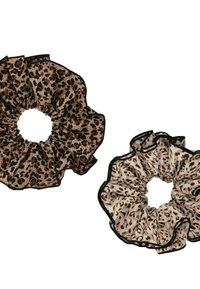 Due scrunchies: uno in stampa leopardo marrone con bordo nero, l'altro beige con macchie marroni più scure e un bordo ondulato. Tessuto morbido e testurizzato.