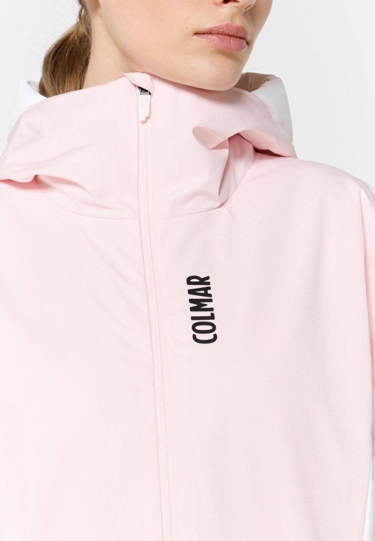 Giacca impermeabile rosa chiaro con colletto alto, logo nero "COLMAR" sulla parte anteriore e texture liscia. Design con cappuccio e chiusura a zip.