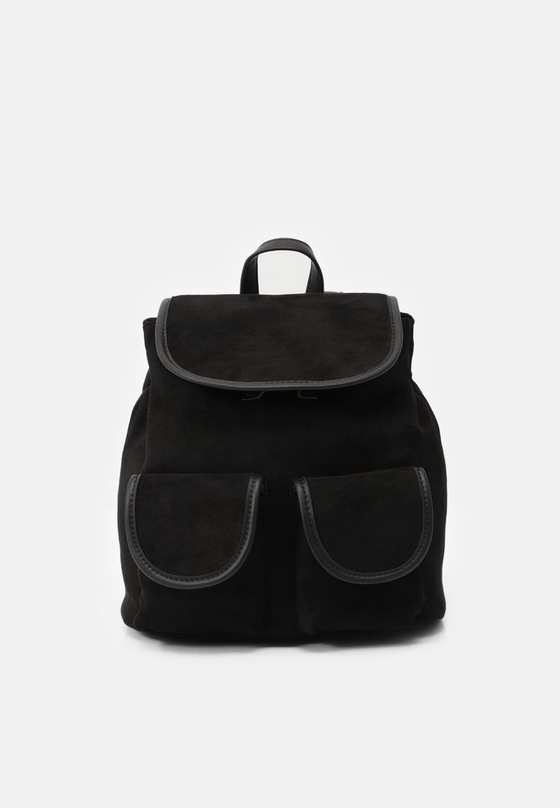 Sac à dos noir avec rabat supérieur et deux poches avant, toutes avec des bords arrondis et une surpiqûre visible.