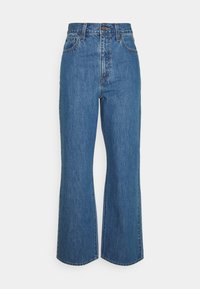 Jean en denim bleu taille haute à jambes larges, fermeture à boutons et zip à l'avant, poches avant et passants pour ceinture.