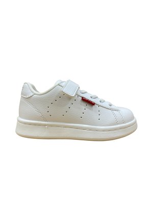 Zapatilla blanca de corte bajo con cuero texturizado, laterales perforados, cordones delanteros y tira de velcro en la parte superior, con una pequeña etiqueta roja de la marca.