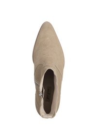 Bota de ante beige hasta el tobillo con punta afilada, costuras decorativas y cremallera lateral. Interior suave y suela sólida.