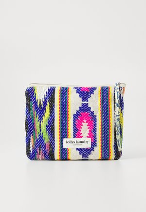Pochette intrecciata multicolore con un motivo geometrico in blu, rosa e giallo. Ha una chiusura con zip e una piccola etichetta sul davanti.