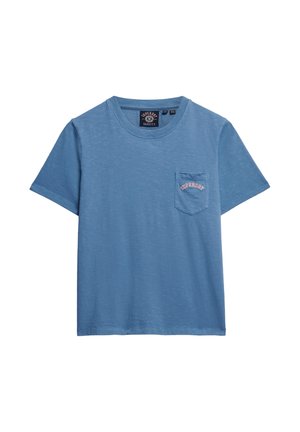 T-shirt en coton bleu clair avec un col rond et des manches courtes. Il présente une poche sur la poitrine gauche avec "SUPERDRY" brodé en orange.