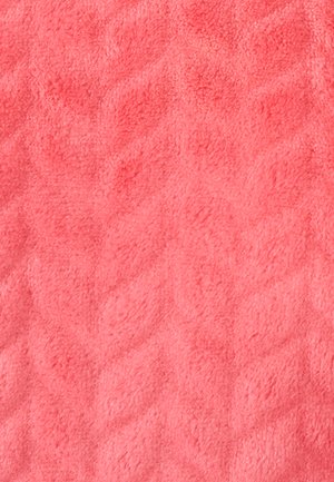 Tissu rose corail avec une texture douce et pelucheuse, présentant un motif en losanges en relief sur la surface. Idéal pour des couvertures ou des jetés douillets.