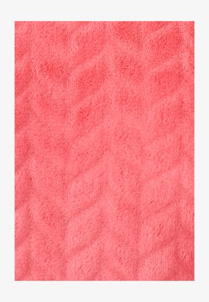 Tejido de color coral rosa con una textura suave y aterciopelada, que presenta un patrón de diamantes en relieve en toda su superficie. Ideal para mantas o plaids acogedores.