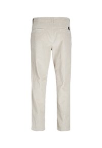 Beige corduroy broek met een rechte snit, voorzien van een gestructureerd ribbelpatroon, twee achterzakken en een zwart label op de tailleband.