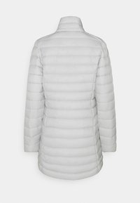 Lysegrå dunjakke med vandrette sømme, høj krave og blød tekstur. Bagfra ses en glat overflade uden pynt.