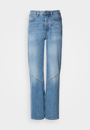 Ανοιχτό μπλε τζιν παντελόνι έχει άνετη εφαρμογή, φαρδιές γραμμές και καμπύλες ραφές. Ο ιστός έχει λεία υφή με ελαφριά φθορά.