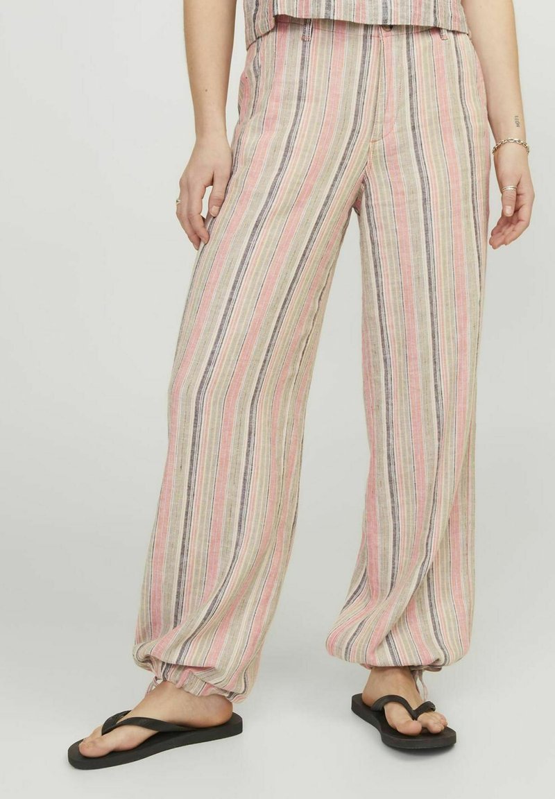 Lichte, gestreepte linnen broek in roze, beige en grijs. Ontspannen pasvorm met elastische boorden. Gecombineerd met zwarte teenslippers.