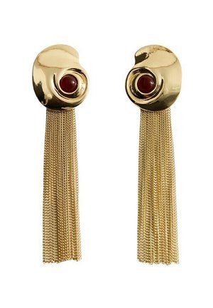 Ohrringe aus goldfarbenem Metall mit unregelmäßigen runden Oberteilen, die einen zentralen dunkelroten Stein und lange herabfallende Kettentasseln aufweisen.