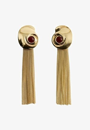 Kolczyki z metalu w kolorze złota, z nieregularnymi okrągłymi szczytami, zawierające centralny ciemnoczerwony kamień oraz długie, zwisające łańcuszkowe chwosty.
