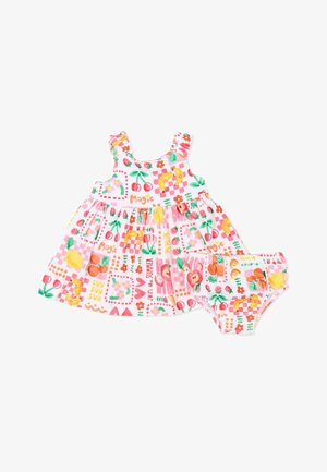 Vestido sin mangas para niño pequeño y pololos a juego con patrones coloridos de frutas y flores, fondo de cuadros rosas y texto temático de verano.