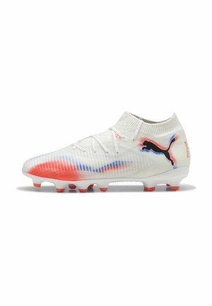 Chaussure de football blanche avec une tige tricotée, des accents dégradés rouges et bleus, des rayures texturées et un logo Puma noir sur le côté.