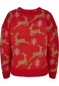 Pull en tricot rouge avec des motifs de rennes dorés et de flocons de neige blancs répartis uniformément sur le tissu.