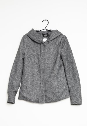 Graue Kapuzenjacke mit Reißverschluss und langen Ärmeln, die an einem schwarzen Kleiderbügel vor weißem Hintergrund hängt.