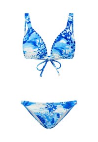 Mėlynai raštuotas bikinis, kuriame yra trikampiai puodeliai su karoliukų akcentais ir rišamu užsegimu, derinamas su atitinkamomis žemomis kelnaitėmis.
