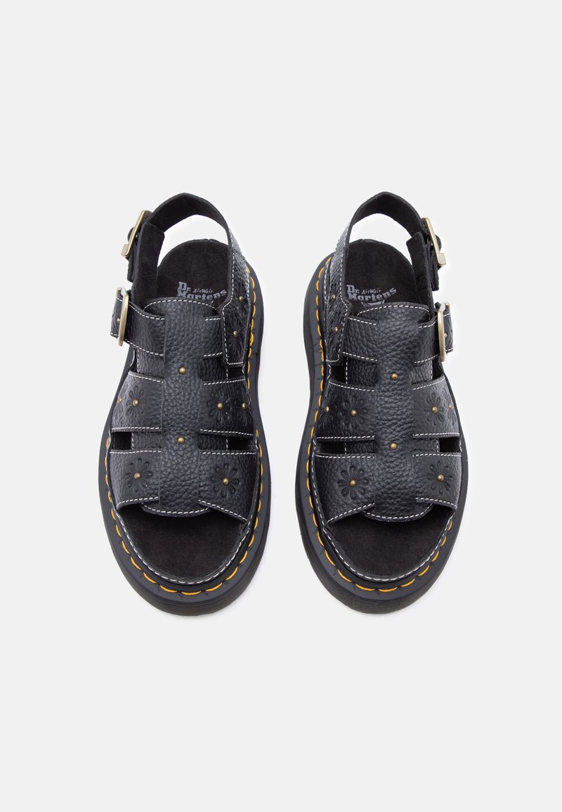 Schwarze Leder-Dr.-Martens-Sandalen mit floraler Prägung, Schnallenriemen und gelber Naht an der dicken Sohle, von oben betrachtet.