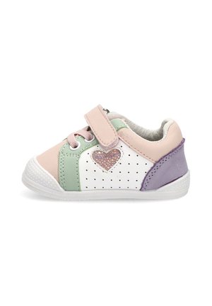 Zapatilla para niño pequeño con paneles rosas, verdes, blancos y morados, perforaciones, recorte de corazón brillante, cordones rosas y una tira de velcro rosa.