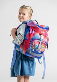 Zaino con gradiente colorato in rosa e blu, decorato con toppe a forma di fungo, sole e nuvole. Dotato di spallacci regolabili e cintura di sicurezza.